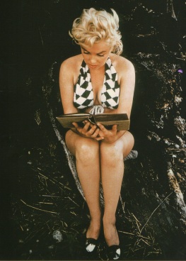 Marilyn leyendo Ulises. Fotografía de Eve Arnold (1912).